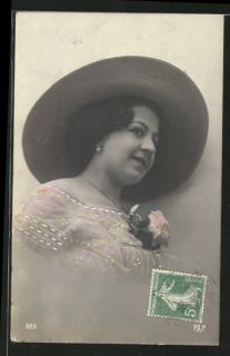 alte AK Portrait Frau mit grossem Sonnenhut und Rose am Ausschnitt