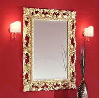 Der abgebildete hangeschnitzte Spiegel mit den weißen Wand Lampen