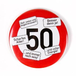 Verkehrsschild Button zum 50. Geburtstag Küche & Haushalt