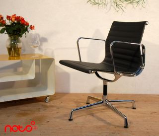 Besucherstuhl Alu Chair EA 108 Design: Ray & Charles Eames