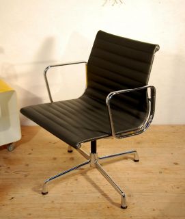 Besucherstuhl Alu Chair EA 108 Design Ray & Charles Eames