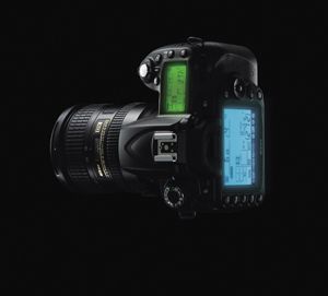 Nikon D90 SLR Digitalkamera Kit inkl. 18 105mm Kamera
