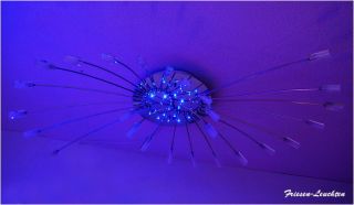 Das weiße Halogenlicht kann mit der blauen LED Beleuchtung kombiniert