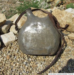 alte Feldflasche aus Frankreich aus Metall mit Lederriemen 1. WK oder