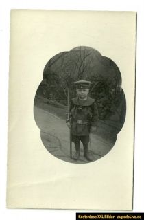 Foto AK kleiner Junge Knabe in Uniform WK1 mit Bajonett Koppel Säbel