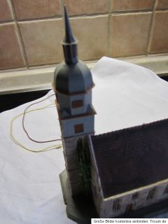 ein gebrauchtes fertig gebautes Model HO Kirche mit Stromkabel von