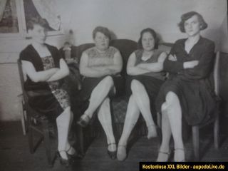 Alte Foto Portrait Vier Damen Frauen auf der Couch Anfang April 1929