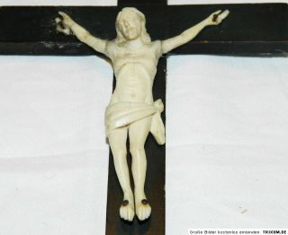 Jesus Christus Kreuz INRI Bein Holz alt antik Totenkopf Knochen vor