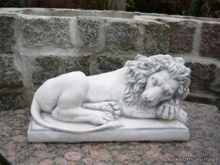 Steinfigur schlafender Löwe