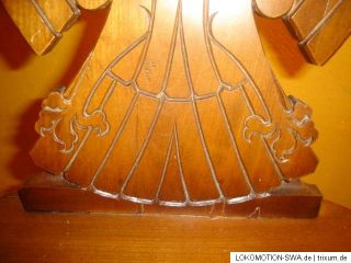 Alter, antiker Holzstuhl mit geschnitzten Adler als Rückenlehne